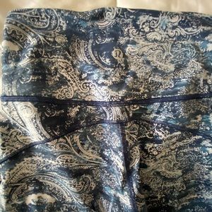 Lululemon sz4 In movement tight pattern